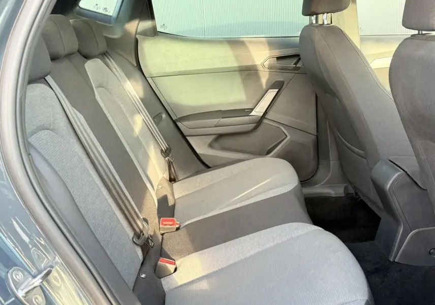 Vue intérieure côté droit des sièges arrière gris clair et foncé de la SEAT Ibiza TSI 115 Xcellence 2025 Bleu Fjord.