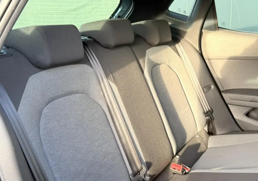 Vue intérieure sur la banquette arrière grise de la SEAT Ibiza 2025, montrant les appuie-têtes et ceintures de sécurité.