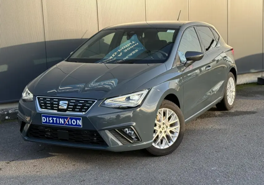 SEAT Ibiza TSI 115 Xcellence bleu Fjord vue 3/4 avant droit avec jantes alliage et vitres surteintées.