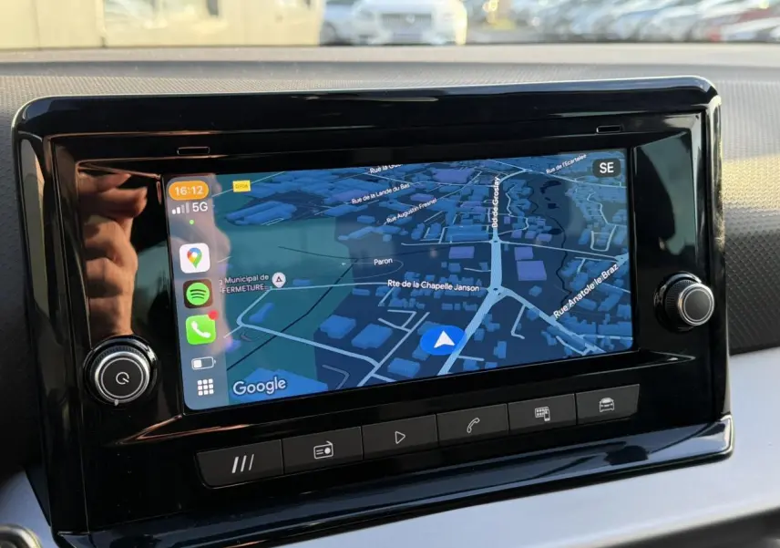 Écran tactile central du tableau de bord de la SEAT IBIZA 2025 affichant une carte de navigation Google Maps.