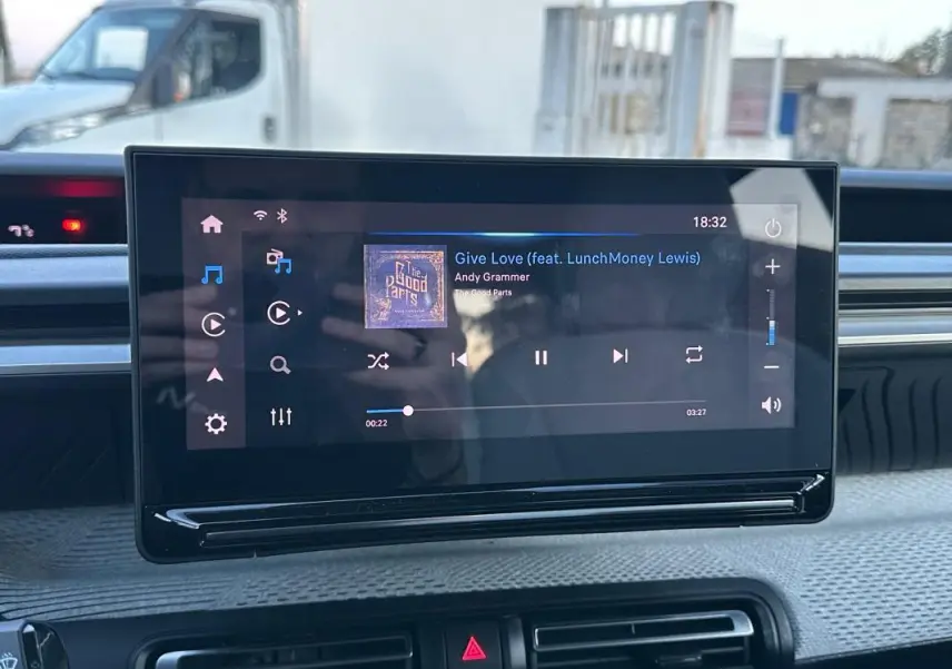 Écran tactile central de la Citroën C3 2025 affichant une interface musicale, vue intérieure frontale.