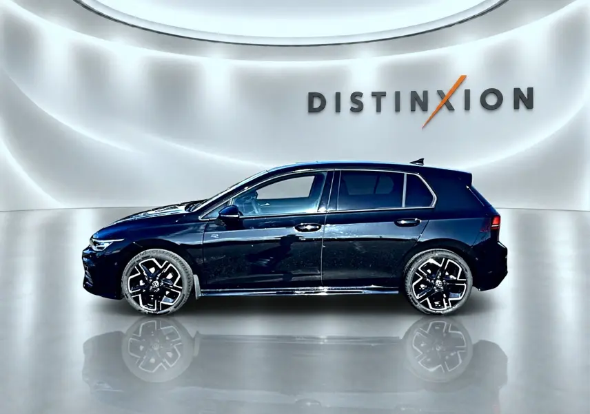 Volkswagen Golf 1.5 ETSI Evo2 noir vue de profil droit avec jantes R-Line noires et logo Distinxion en arrière-plan.
