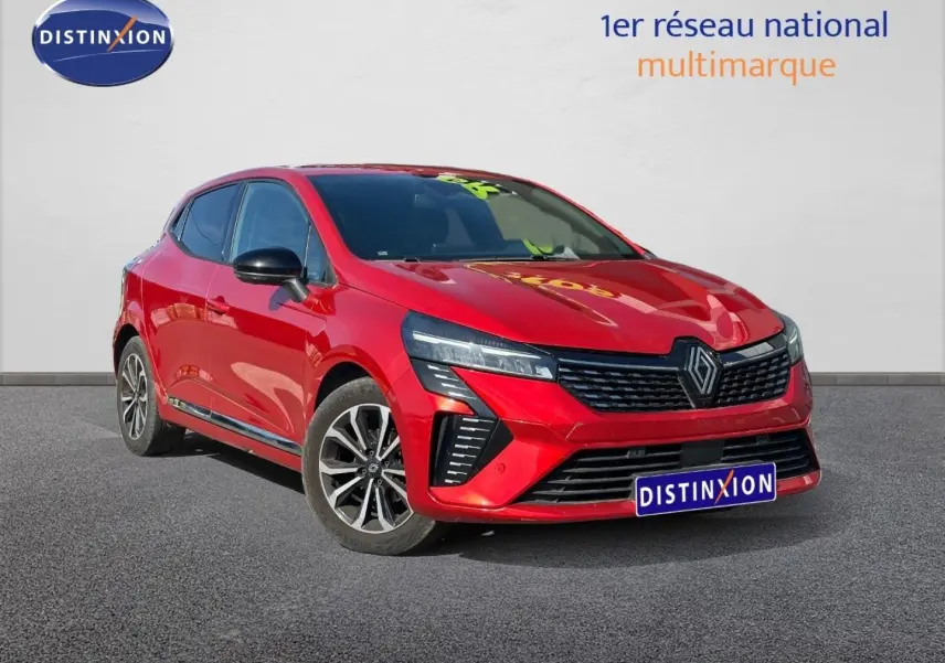 Renault Clio 1.0 Eco-G rouge Flamme vue 3/4 avant droit, avec calandre chromée et jantes alu distinctives.