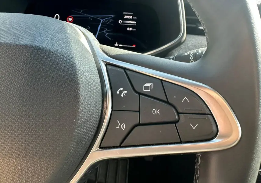 Gros plan sur les commandes multifonctions côté droit du volant de la Renault Clio 1.0 Eco-G 2025, finition Techno.