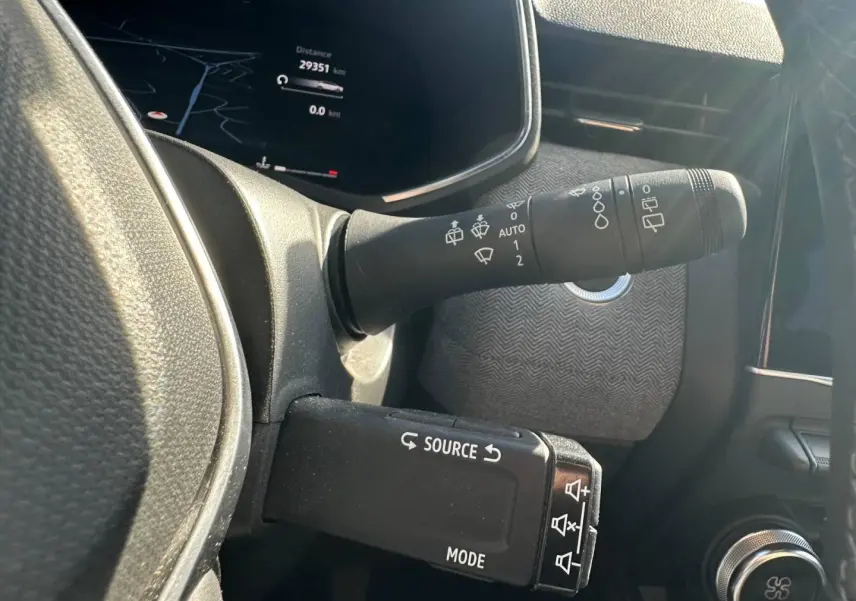 Détail intérieur montrant la commande multifonction et le combiné d'instruments de la Renault Clio 1.0 Eco-G 2025.