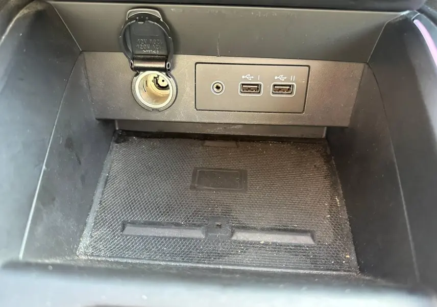 Vue rapprochée de la console centrale de la Renault Clio 1.0 Eco-G 100ch Techno 2025 avec prises USB et prise 12V.