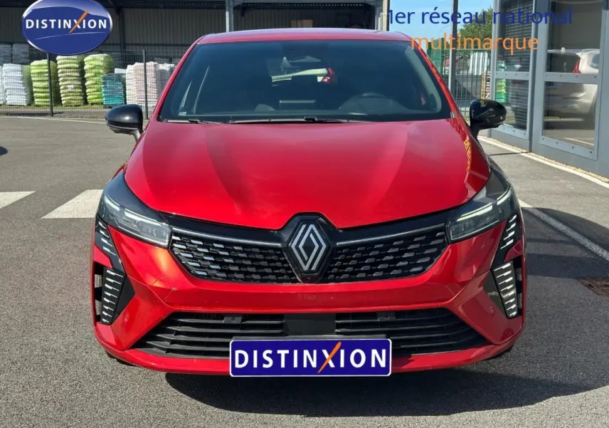 Vue frontale d'une Renault Clio 1.0 Eco-G 100ch Techno rouge flamme avec calandre noire et feux LED distinctifs.