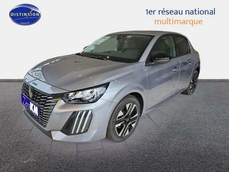 Peugeot 208 2025 gris Artense vue 3/4 avant droit avec calandre distinctive et jantes alu bicolores