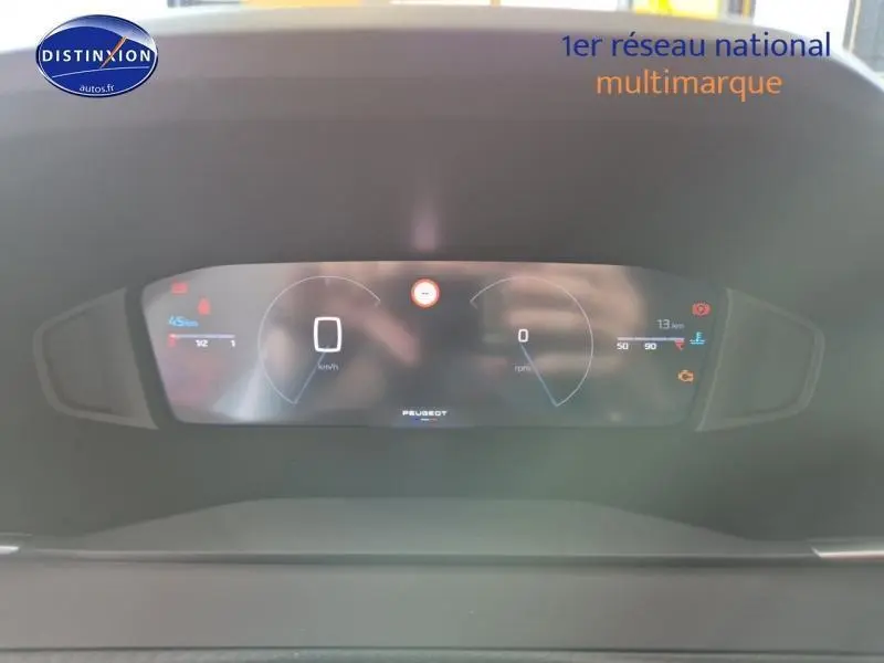 Tableau de bord numérique de la Peugeot 208 1.2 100ch Allure, affichage vitesse et compte-tours à l'arrêt.