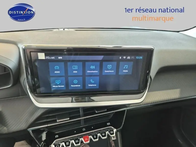 Écran tactile multifonction au tableau de bord de la Peugeot 208 1.2 100ch gris Artense, vue intérieure frontale.