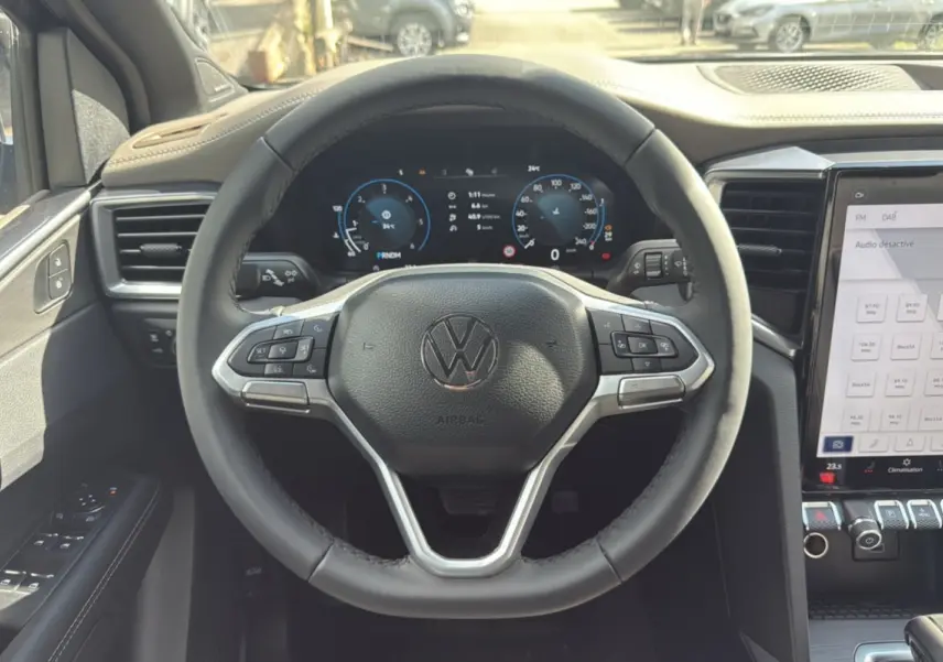 Volant cuir multifonctions Volkswagen Amarok V6 240 2025 vu de face avec tableau de bord digital et écran tactile.