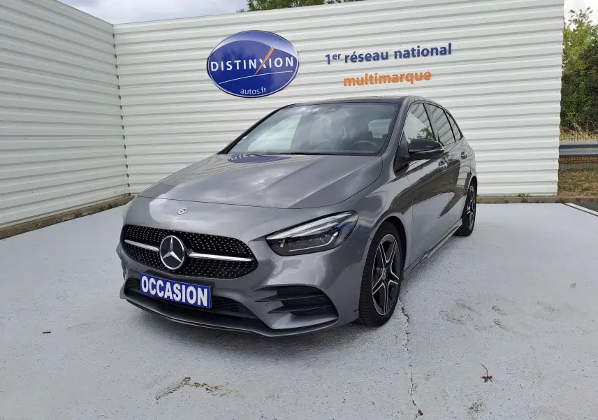 Mercedes Classe B 1.3i AMG Line gris foncé métal vue 3/4 avant droit avec jantes alliage bicolores.