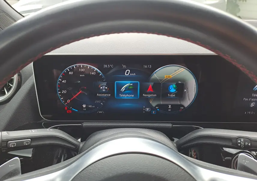 Vue rapprochée du tableau de bord digital et du volant de la Mercedes Classe B AMG Line 2019, affichage navigation et téléphone.