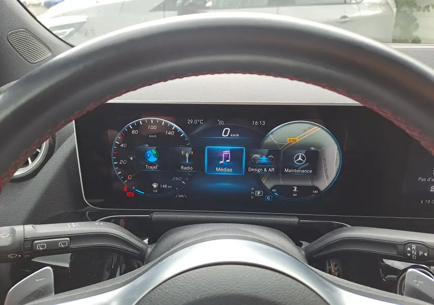 Vue depuis le poste de conduite d'une Mercedes Classe B 1.3i AMG Line 2019, affichage numérique du tableau de bord.