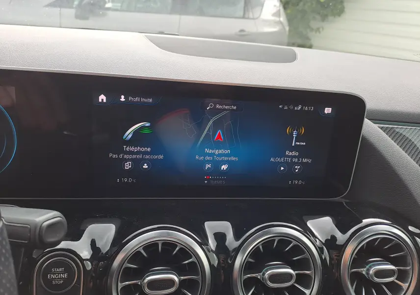 Tableau de bord de Mercedes Classe B AMG Line 2019 avec écran tactile et aérateurs ronds chromés.