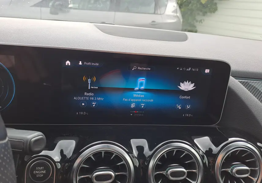 Tableau de bord de Mercedes Classe B AMG Line 2019, écran multimédia allumé et aérateurs ronds noirs brillants visibles