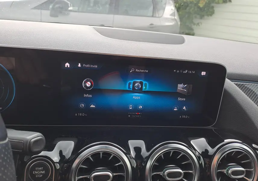 Tableau de bord de Mercedes Classe B AMG Line 2019 avec écran tactile et aérateurs ronds chromés, intérieur noir.