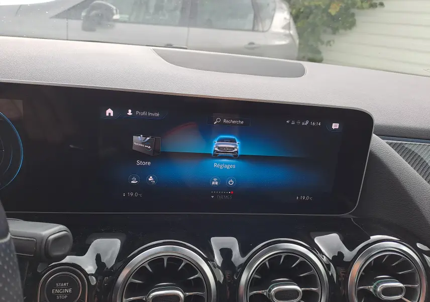 Écran tactile central et aérateurs ronds du tableau de bord d'une Mercedes Classe B AMG Line 2019, intérieur noir.