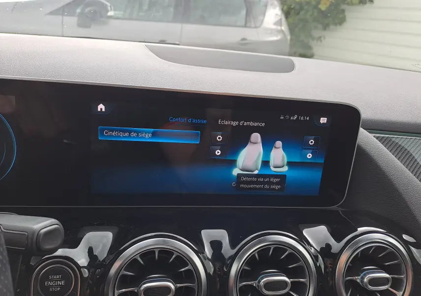 Écran tactile intérieur de la Mercedes Classe B 2019 affichant les réglages de confort des sièges, avec tableau de bord noir.