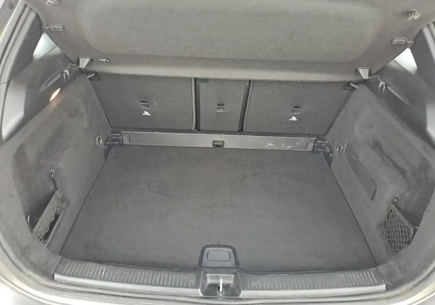 Coffre spacieux et propre de la Mercedes Classe B 1.3i AMG Line 2019, vue de l'arrière avec intérieur noir.