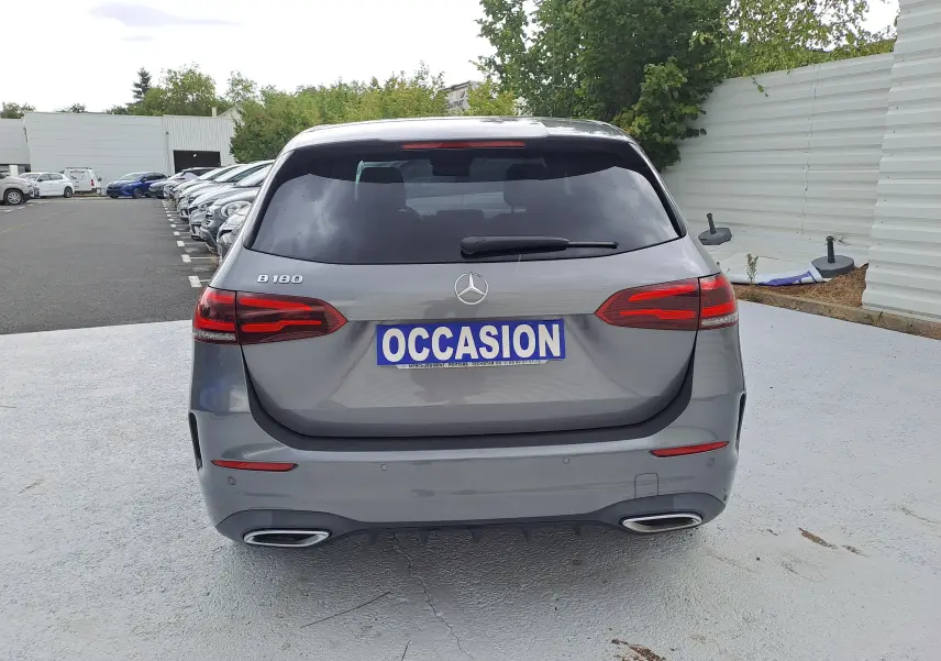 Vue arrière d'une Mercedes Classe B 180 gris foncé métallisé avec feux LED et double sortie d'échappement chromée.