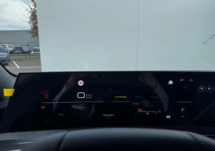 Tableau de bord numérique panoramique du Peugeot 5008 bleu Ingaro, vue depuis le siège conducteur.