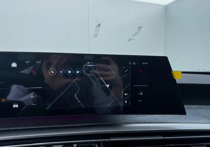 Écran incurvé du tableau de bord du Peugeot 5008 bleu Ingaro, affichant la navigation 3D connectée.