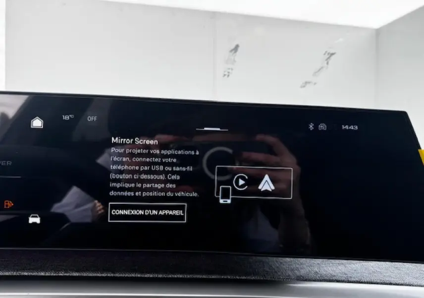 Écran tactile Peugeot i-Cockpit panoramique affichant la fonction Mirror Screen dans un 5008 Bleu Ingaro.