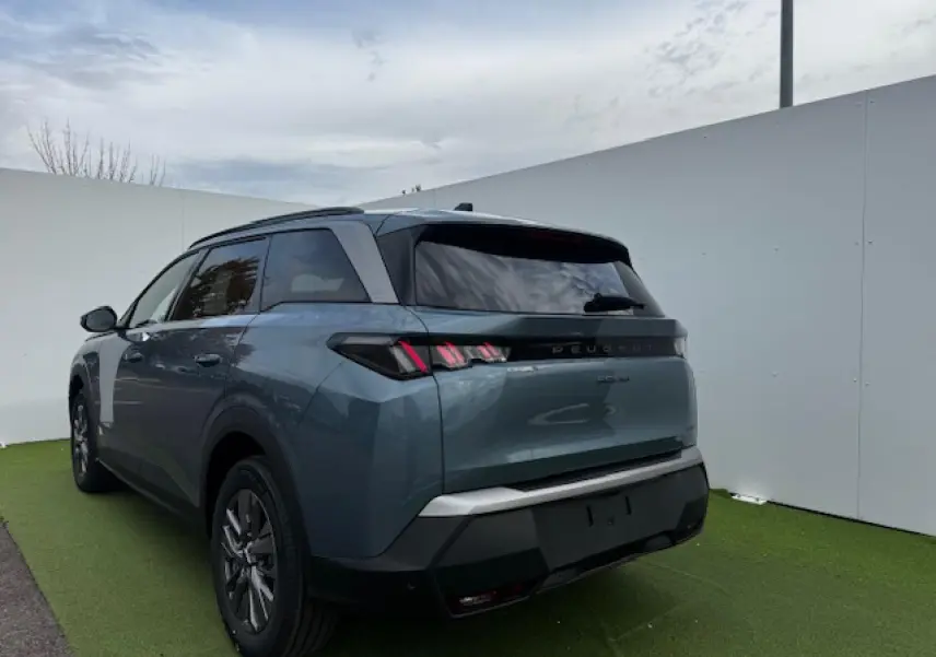 Peugeot 5008 bleu Ingaro métal vue 3/4 arrière droit, feux arrière LED à trois griffes et vitres surteintées.