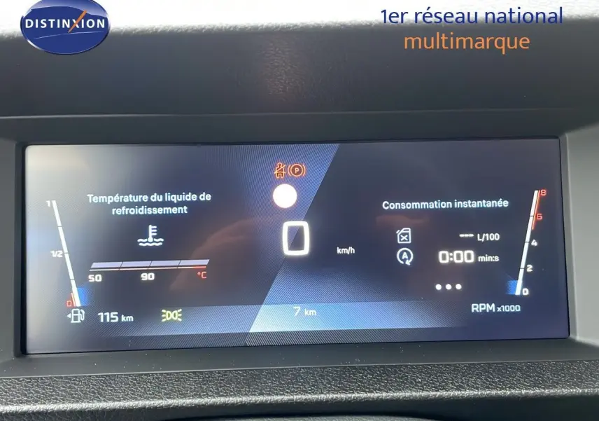 Tableau de bord numérique du Peugeot Expert Fourgon blanc 2025 affichant température moteur et consommation instantanée.