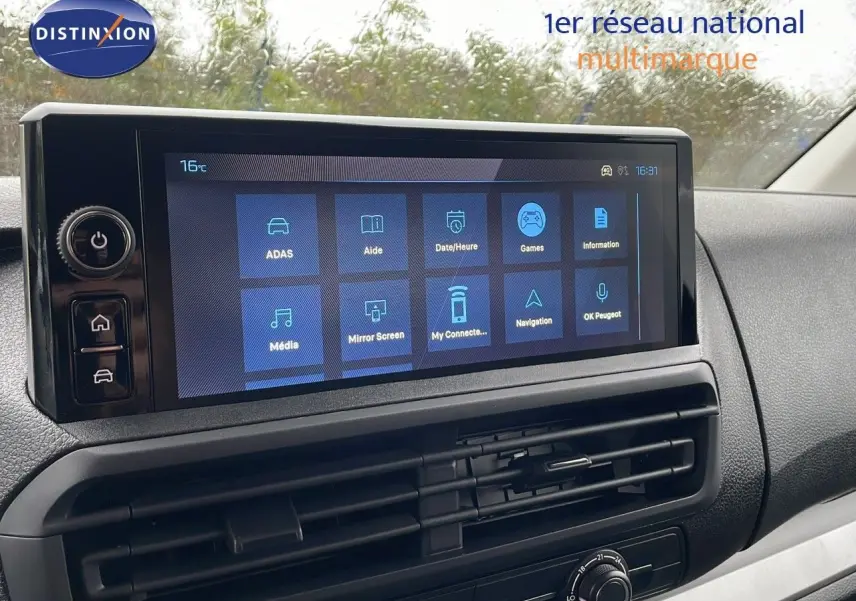 Écran tactile central du tableau de bord du Peugeot Expert Fourgon 2025, affichant les options multimédia et navigation.