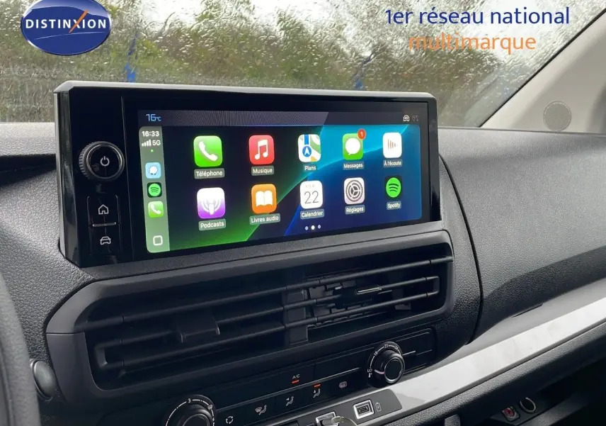 Écran tactile central affichant les applications multimédia dans l'habitacle du Peugeot Expert Fourgon blanc.