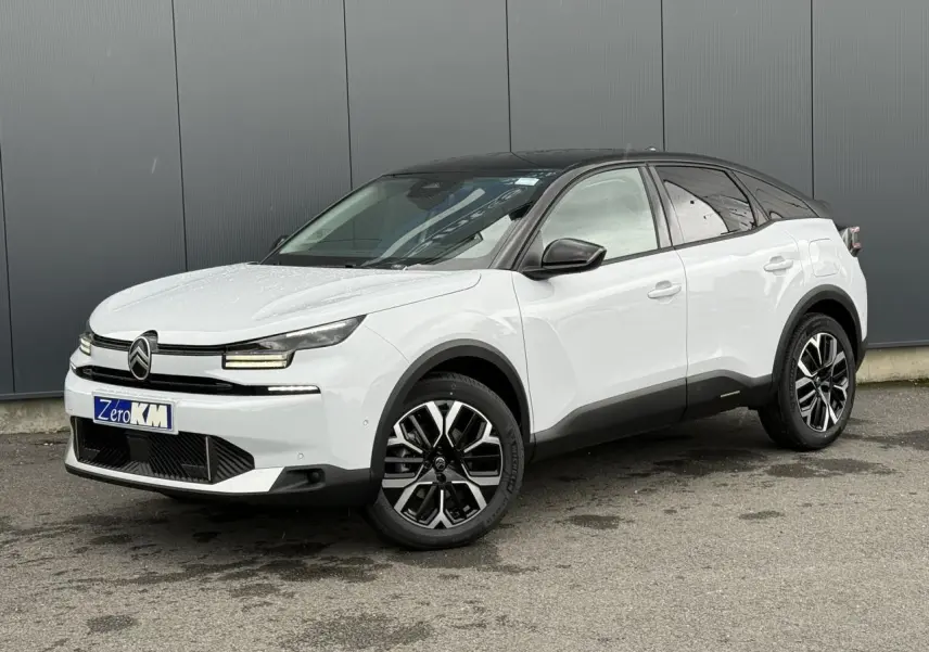 Citroën C4 hybride blanc Okénite vue 3/4 avant avec toit noir Perla Nera et jantes alliage 18 pouces.