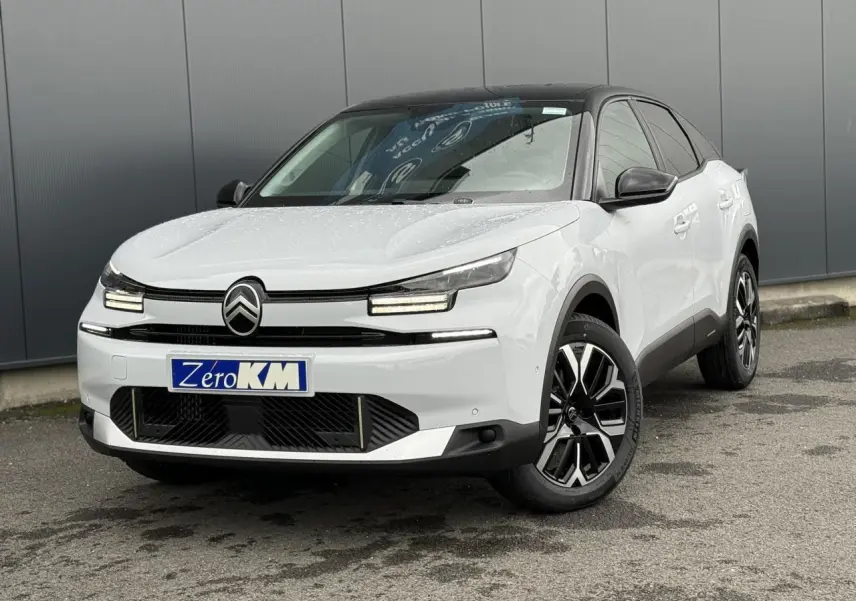 Citroën C4 blanc Okénite en 3/4 avant droit avec toit noir Perla Nera et jantes alliage 18 pouces.