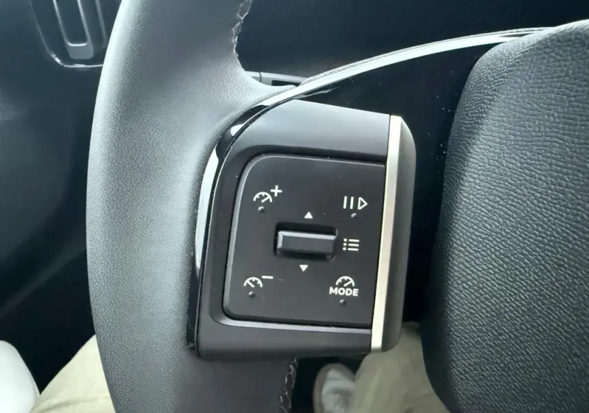 Gros plan sur les commandes au volant à gauche du Citroën C3 gris 2025, version Turbo 100 ch BVM6 Max.