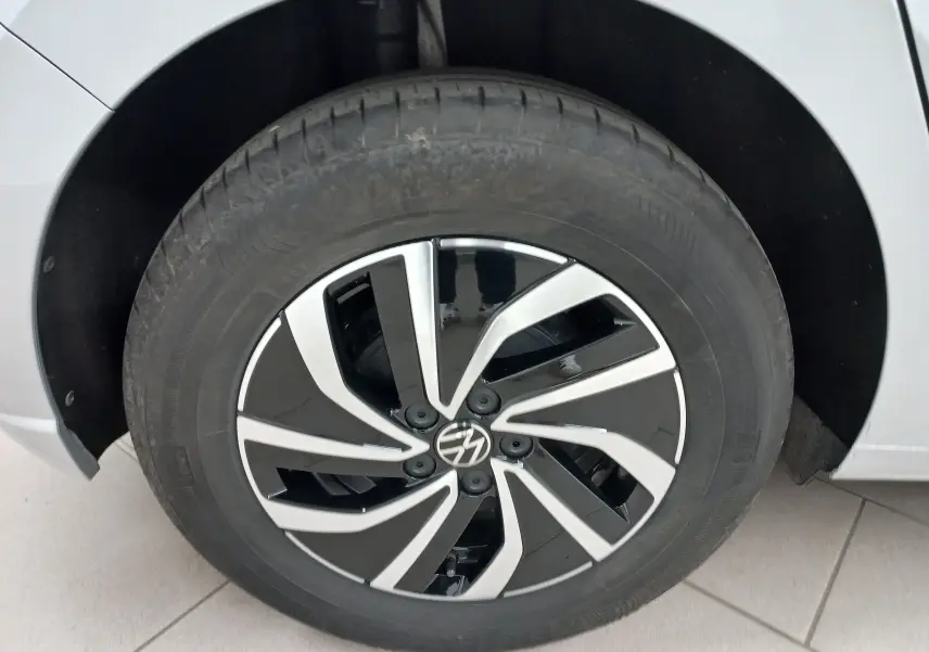 Gros plan sur la roue avant droite d'une Volkswagen Polo 2024 reflet d'argent avec jante alliage bicolore noire et argentée.