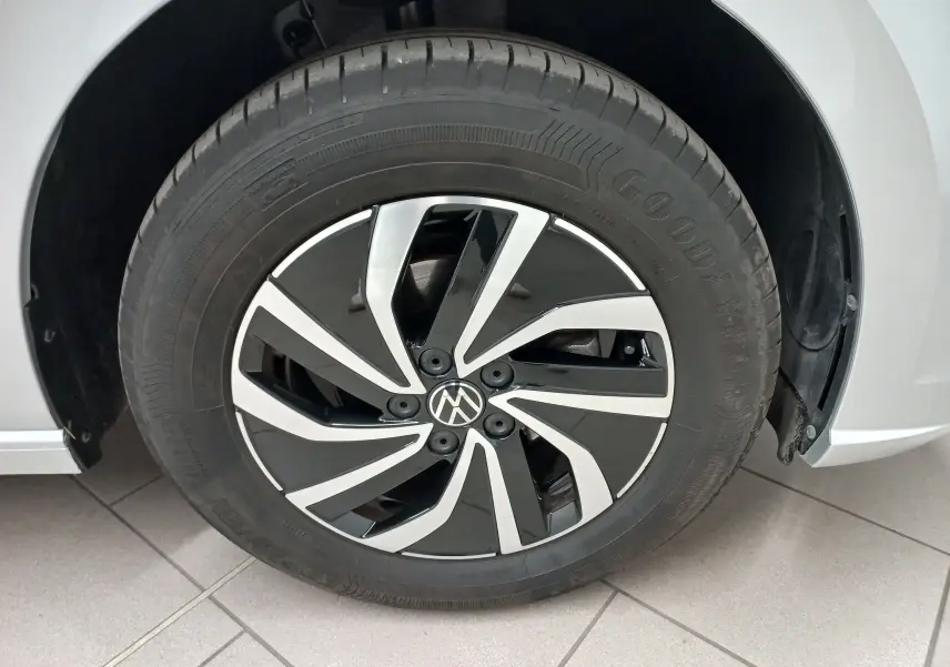 Gros plan sur la roue avant droite de la Volkswagen Polo 2024 en reflet d'argent, jante alliage noire et argentée.