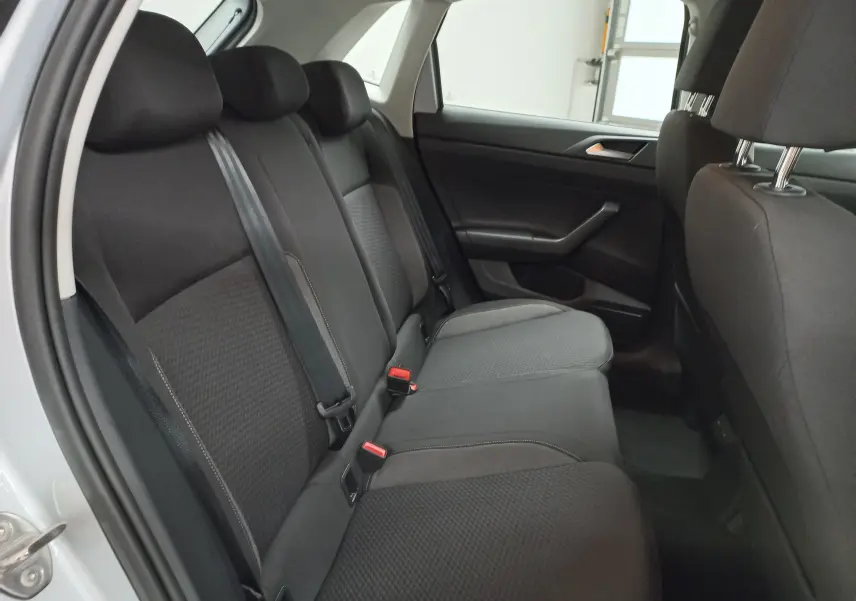 Vue intérieure côté droit des sièges arrière noirs de la Volkswagen Polo 2024 couleur reflet d'argent.