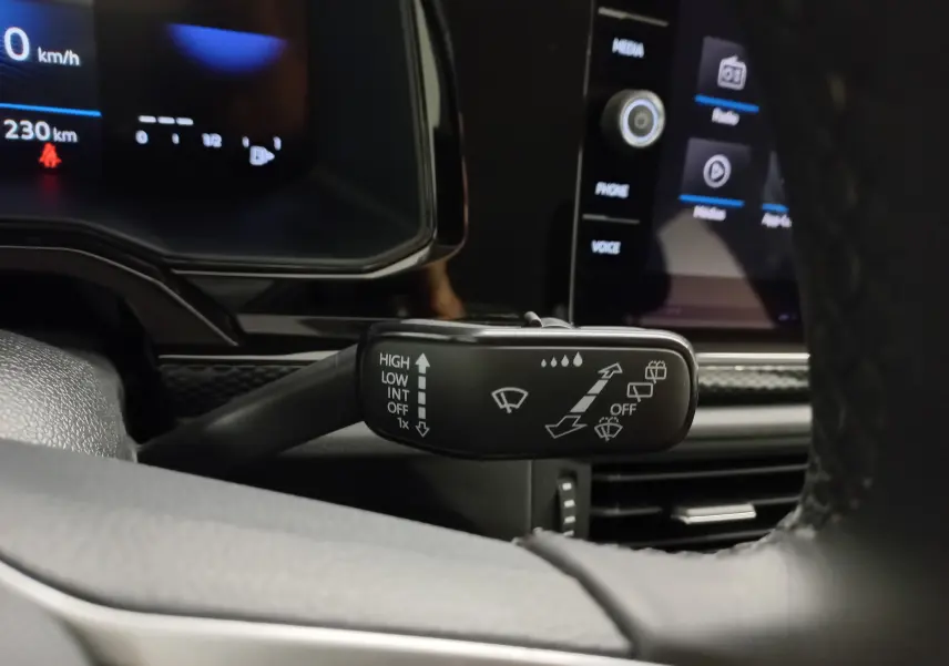 Gros plan sur la commande des essuie-glaces dans l'habitacle d'une Volkswagen Polo argent 2024, tableau de bord en arrière-plan.