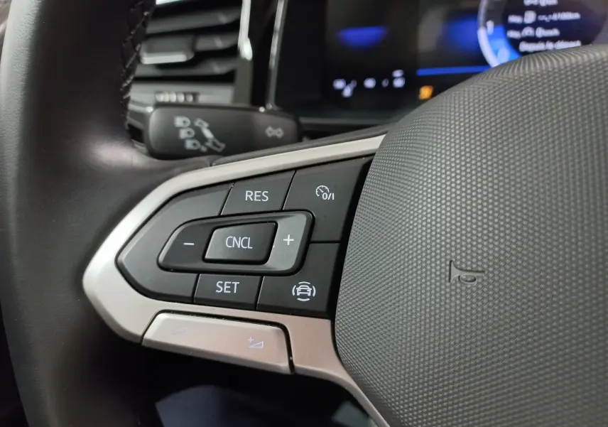 Gros plan sur les commandes du volant côté gauche de la Volkswagen Polo 2024 couleur Reflet d'Argent.