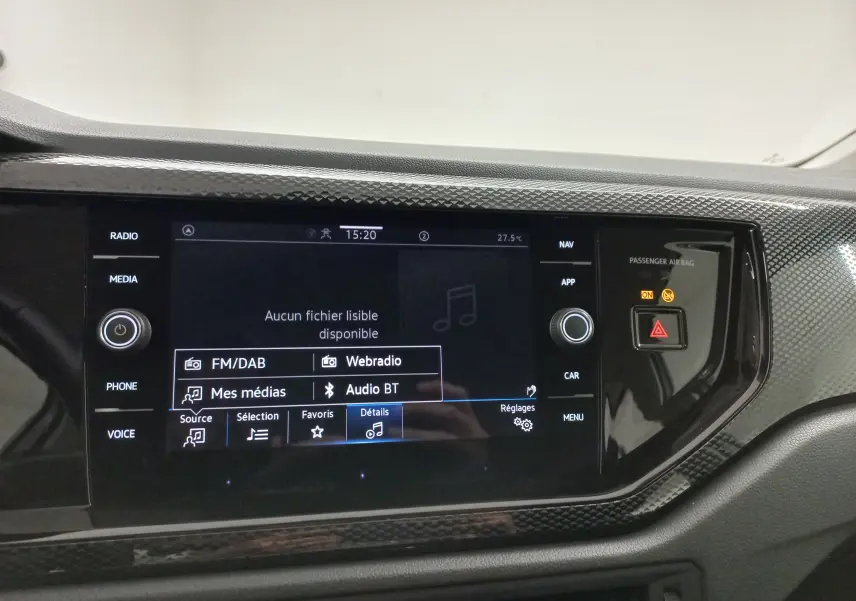 Écran tactile central du tableau de bord de la Volkswagen Polo 2024 avec interface multimédia et commandes autour.