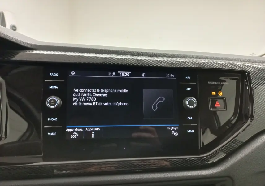 Écran tactile central de la Volkswagen Polo 2024 affichant les instructions de connexion Bluetooth, entouré d'un tableau de bord noir texturé.