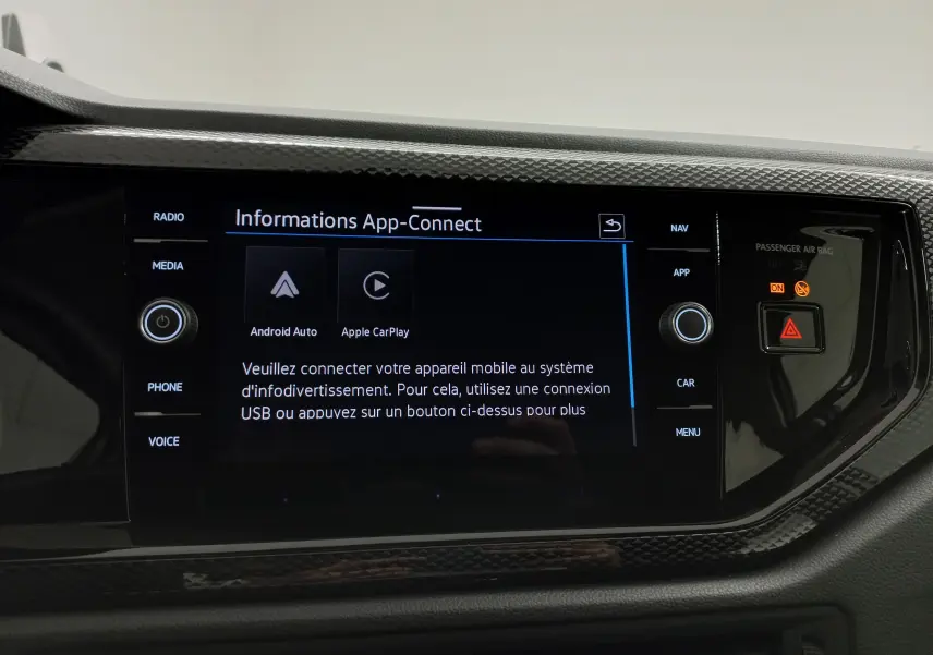 Tableau de bord de Volkswagen Polo 2024 avec écran tactile affichant App-Connect et commandes autour.