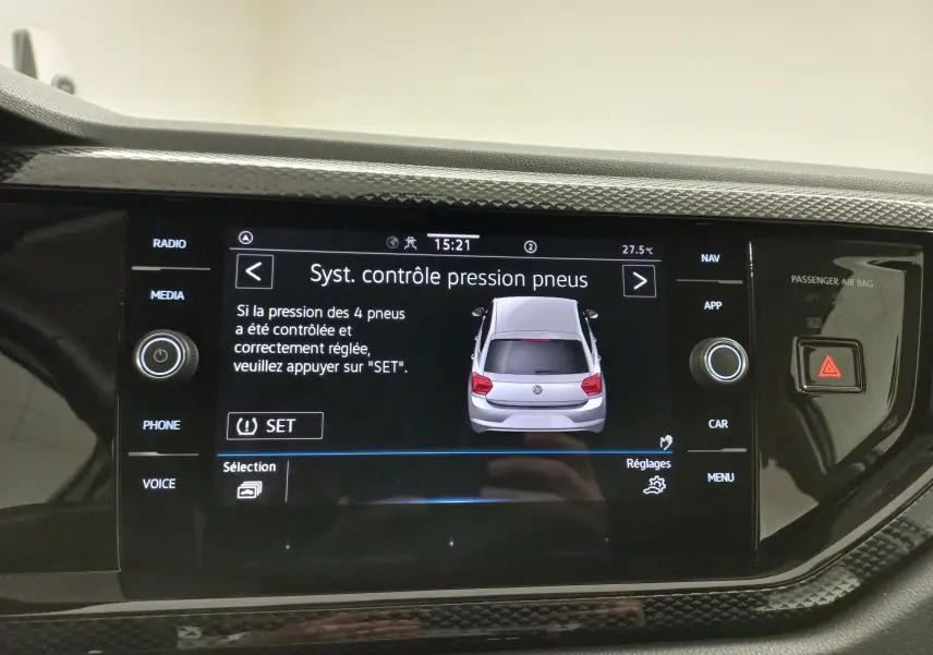 Écran central affichant le système de contrôle pression pneus avec vue arrière d'une Volkswagen Polo argentée 2024