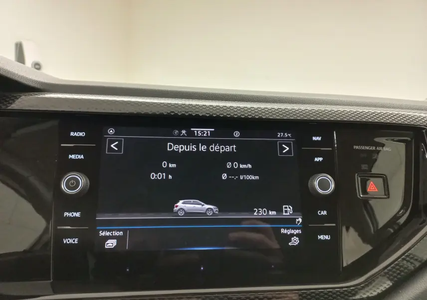 Écran central de la Volkswagen Polo 2024 affichant les données de trajet avec icône du véhicule argenté en profil gauche.