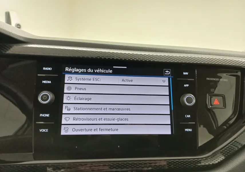 Écran tactile central de la Volkswagen Polo 2024 affichant les réglages du véhicule, vue intérieure rapprochée.