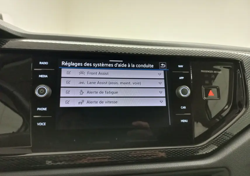 Écran tactile central de la Volkswagen Polo 2024 en finition Life, affichant les réglages d'aides à la conduite.