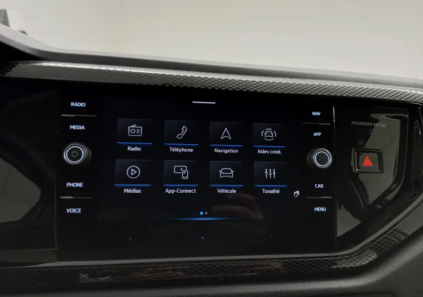 Écran tactile central de la Volkswagen Polo 2024 en finition Life, affichant les options multimédia et navigation.