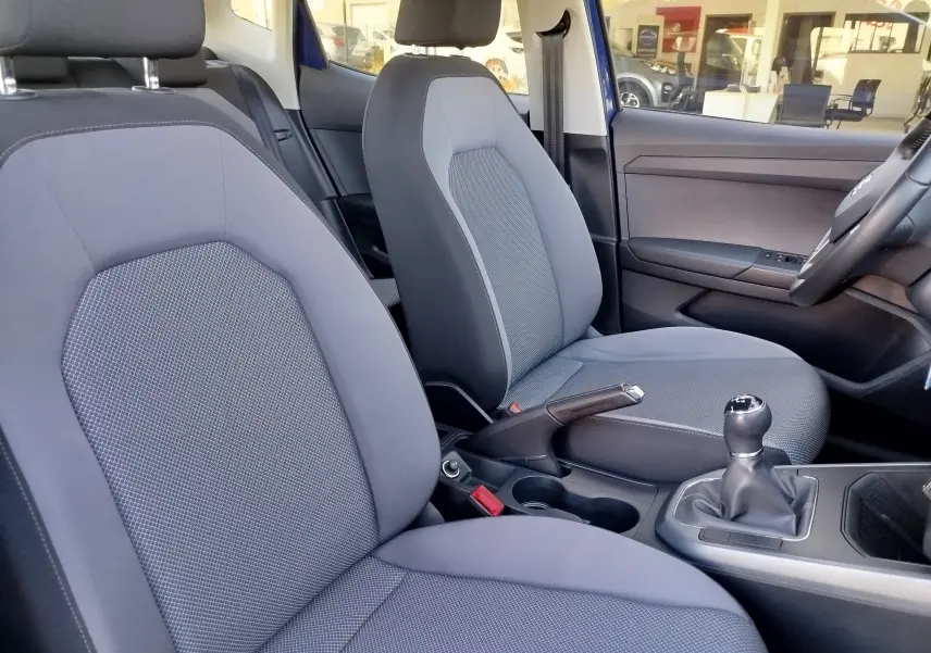 Vue intérieure côté droit du siège avant gris du SEAT Arona 2019 avec levier de vitesse manuel et frein à main.
