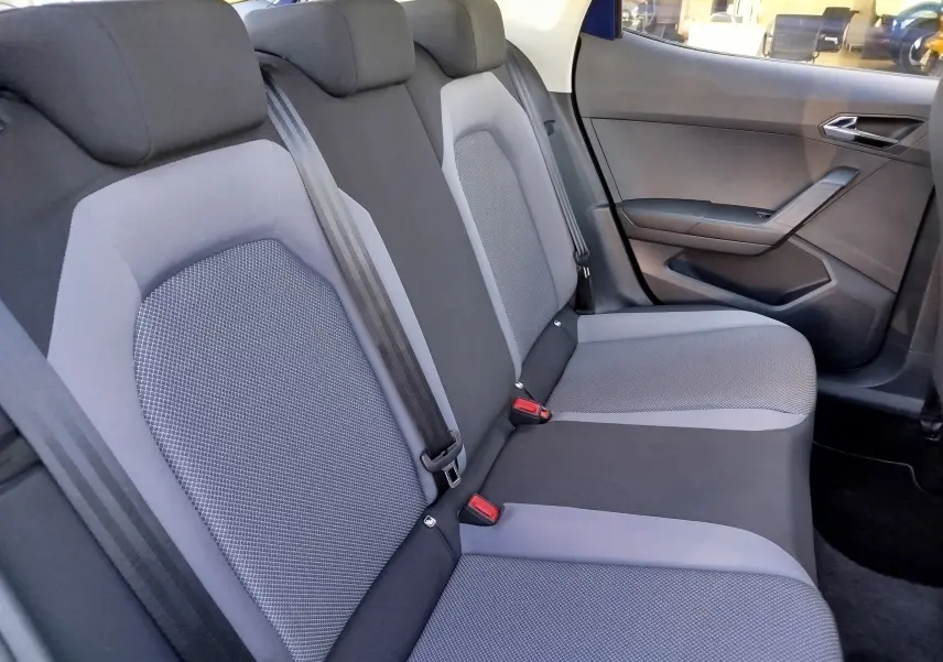Vue latérale du siège arrière gris et noir du SEAT ARONA 2019, montrant les ceintures et la portière côté droit.
